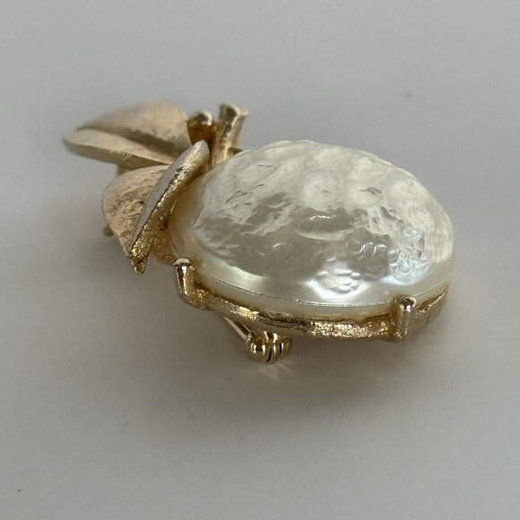 Sarah Coventry Faux Pearl Brooch Pin Baroque Vintage Gold-Tone White Flower Leaf - Picture 8 of 14